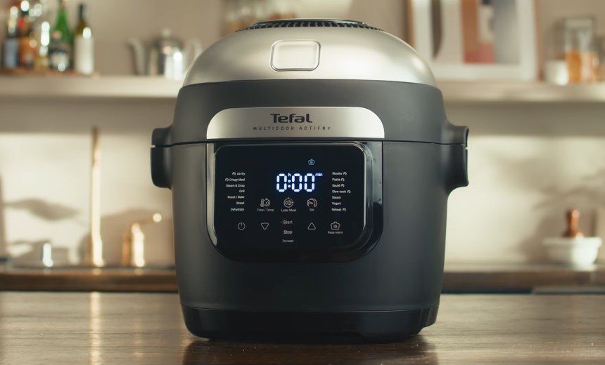 Multicooker na kuhinjskom stolu